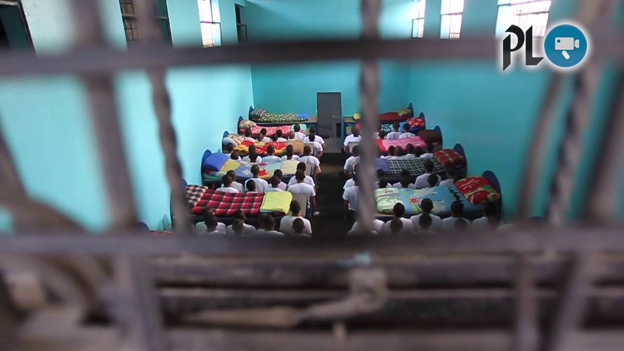 En detención: La realidad sobre la reclusión de menores