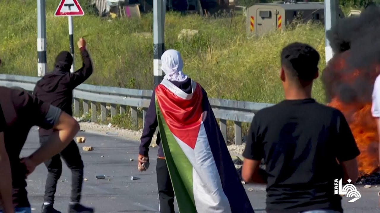 مواجهات بين شبان فلسطينيين وقوات الاحتلال الإسرائيلي على مدخل مدينة البيرة الشمالي