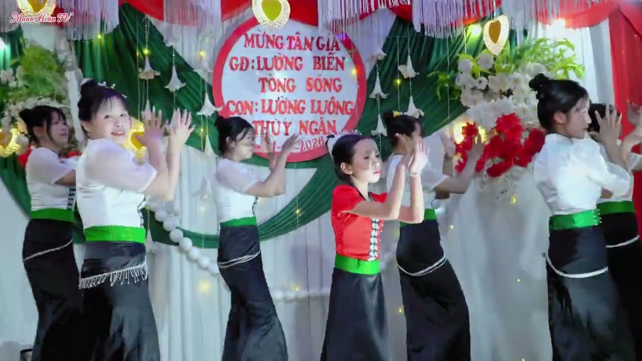 Vũ điệu múa sôi động các cháu múa mừng tân gia ông Biến bà Sóng 2 em Lường Luông + Thùy Ngân Bản Lè.