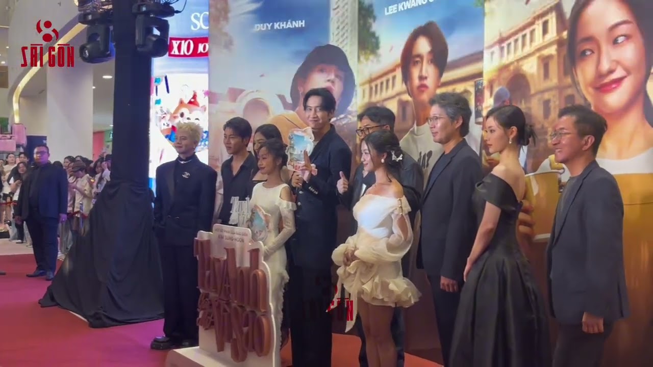 Jun Phạm, Puka, Thu Trang, Tiến Luật & dàn ATVNCG mừng Duy Khánh ở premiere Tay Anh Giữ Một Vì Sao