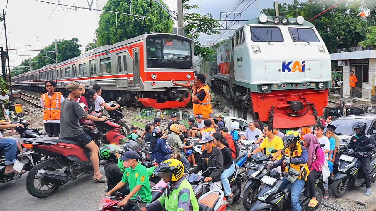 🔴Panik kereta api sudah dekat‼️ perlintasan viral sentiong untung ada jasa relawan suka rela