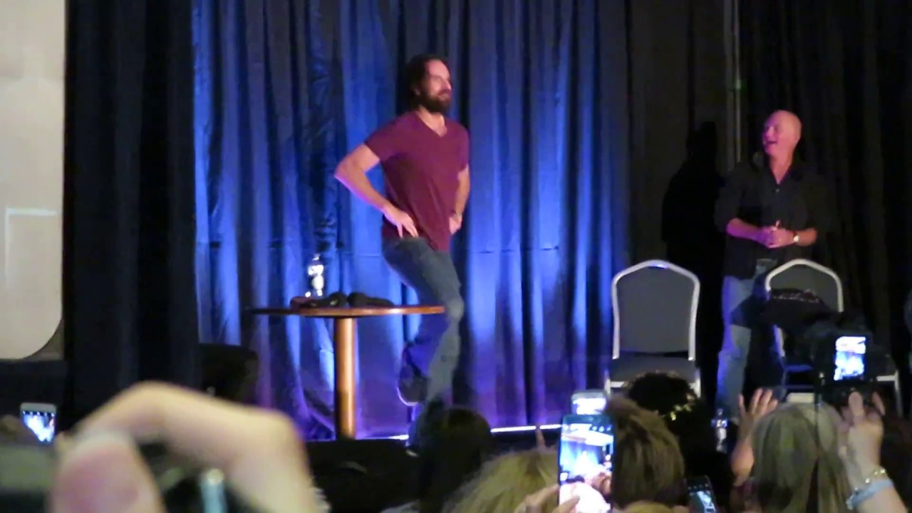 The Highlanders in London Heathrow : Duncan Lacroix Dance
