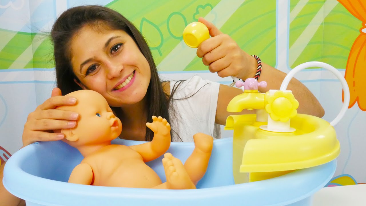 Ayşe oyuncak bebek banyosu ve Gül ile oynuyor