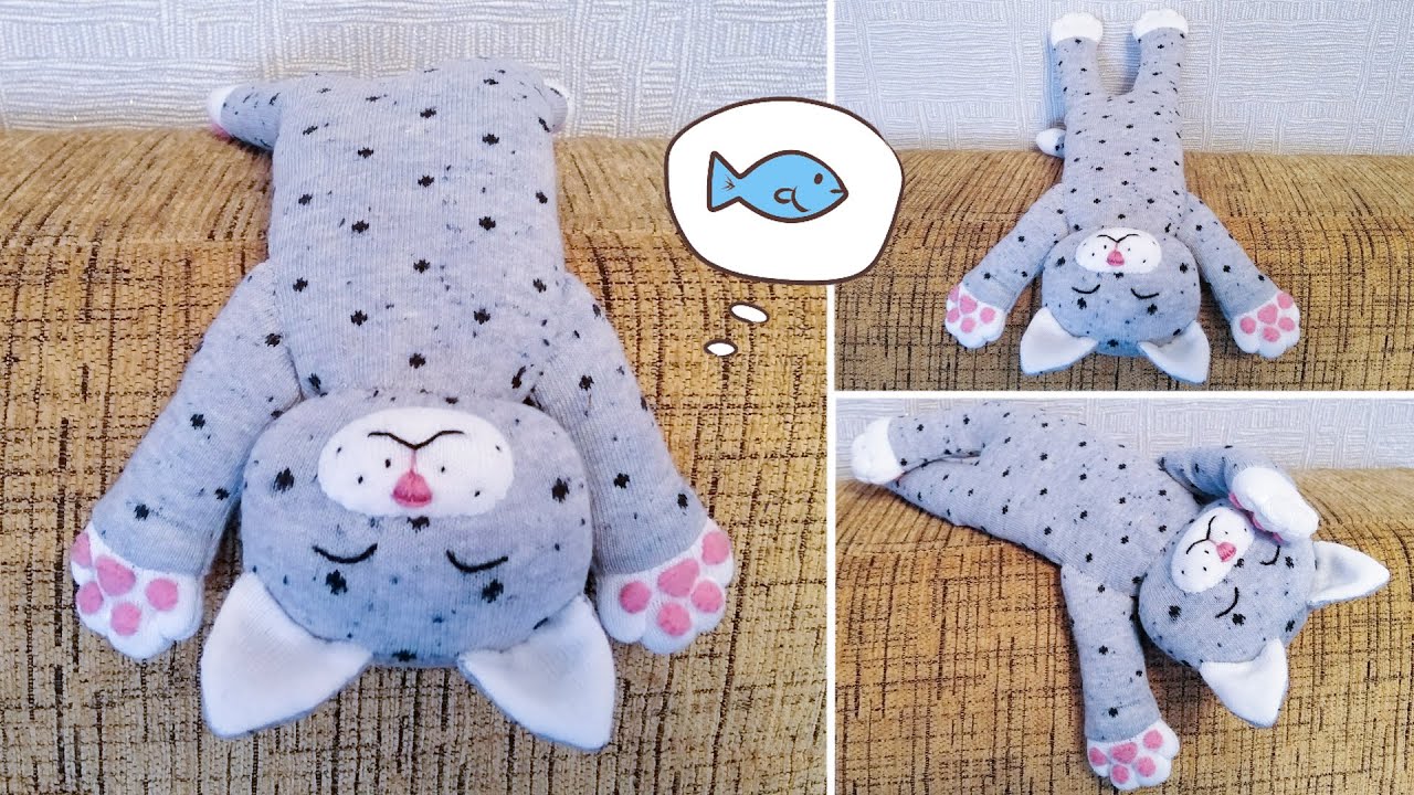 Милый котенок сладко спит и видит сны 🐟 Котенок из носков  🐱🧦