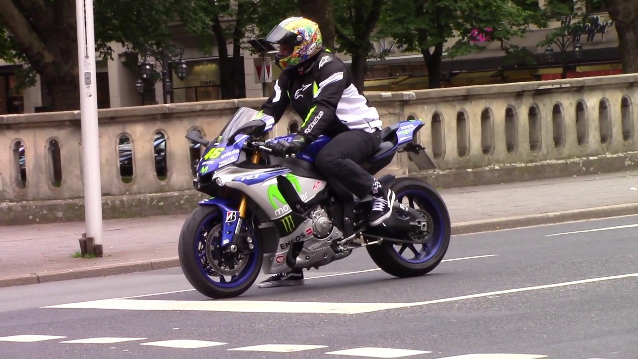 Yamaha R1 driving trough Dusseldorf