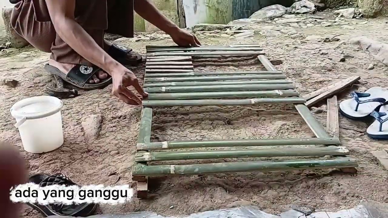 pembuatan kandang ayam ful bambu