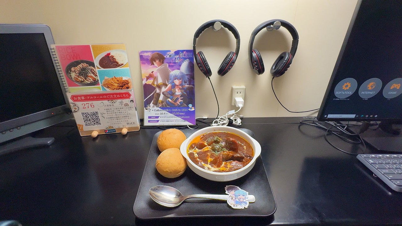 Eating at a 24 Hours Internet Cafe
