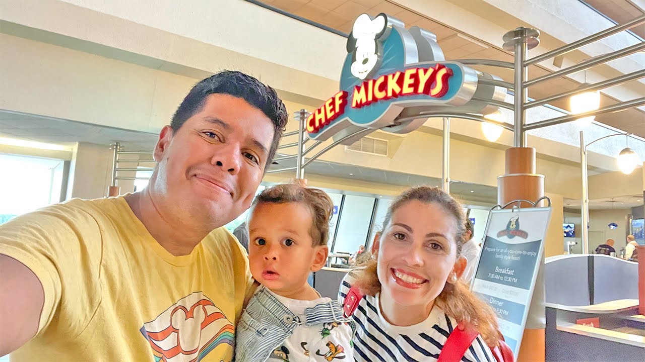 JANTAR NO CHEF MICKEY'S: A REFEIÇÃO COM PERSONAGENS VALE A PENA NA DISNEY WORLD?