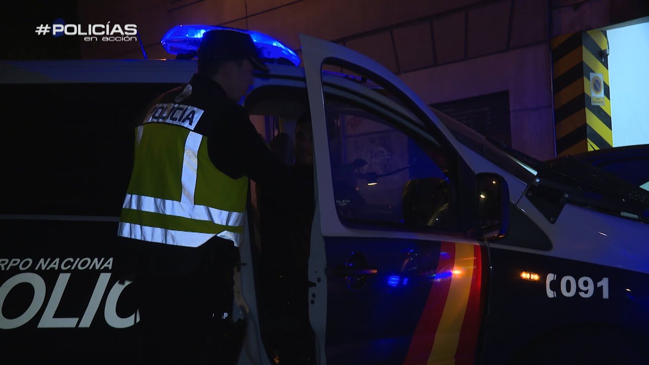 Detiene una furgoneta con diez personas dentro - Policías en acción