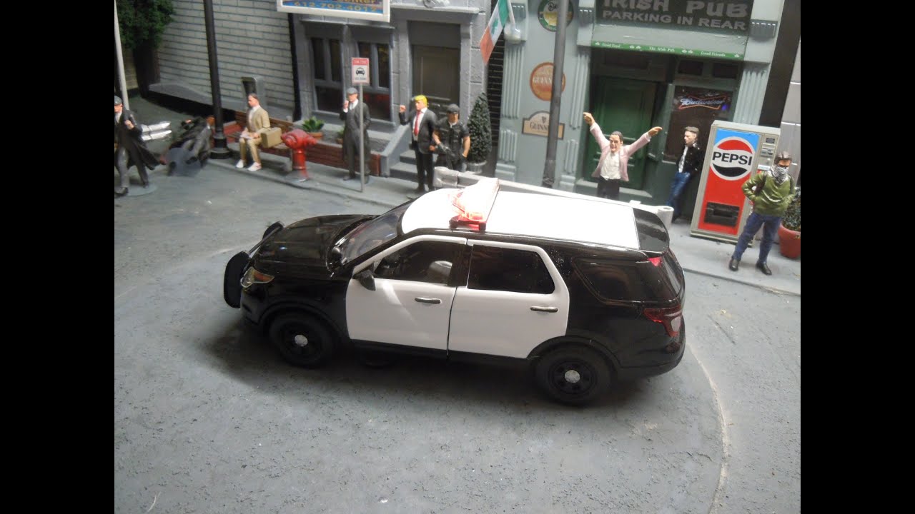 Unmarked Police 1/24 scale Ford Explorer with lights.