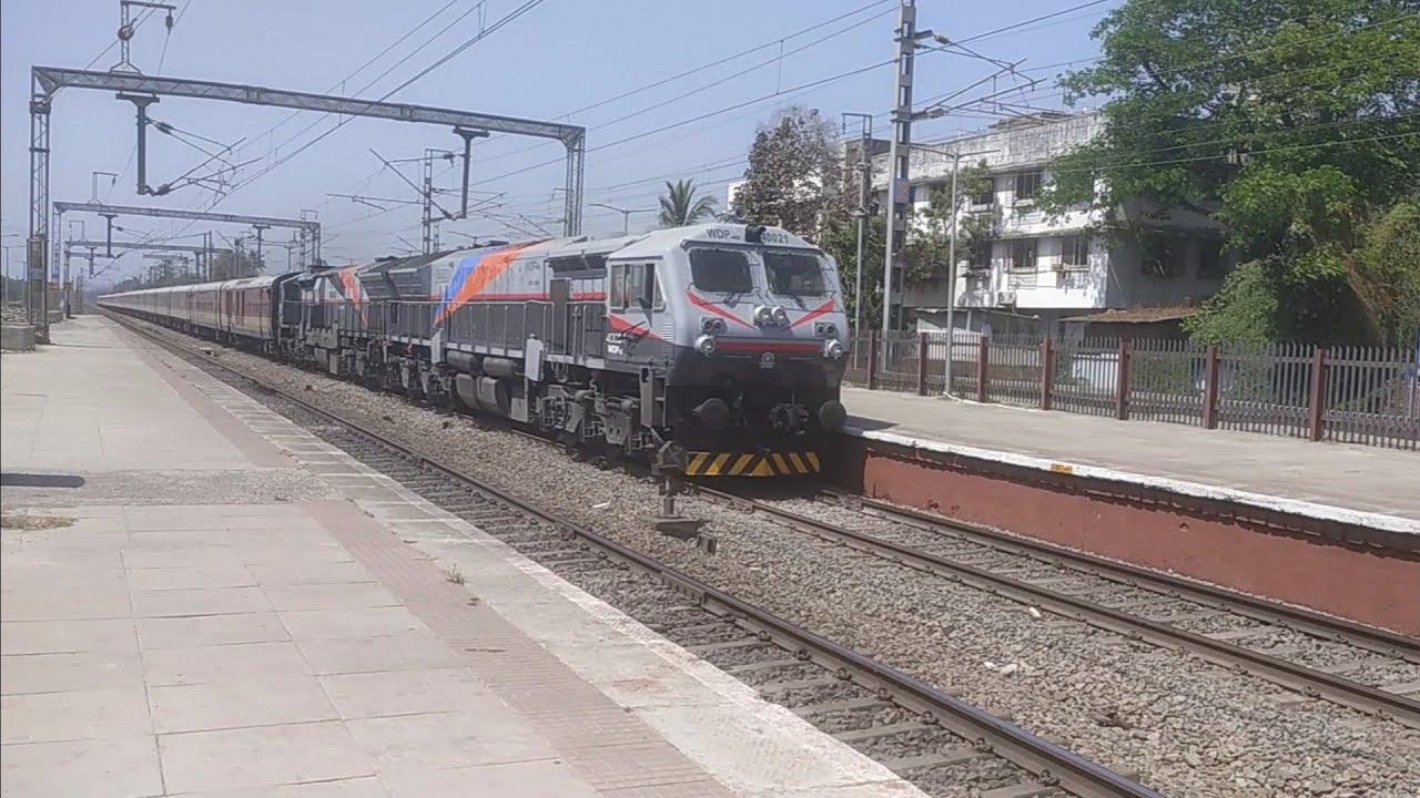 40021 + 40078 Onake Obavva TKD WDP-4B Twins Hauling 00240 MAHARAJA'S EXPRESS. 