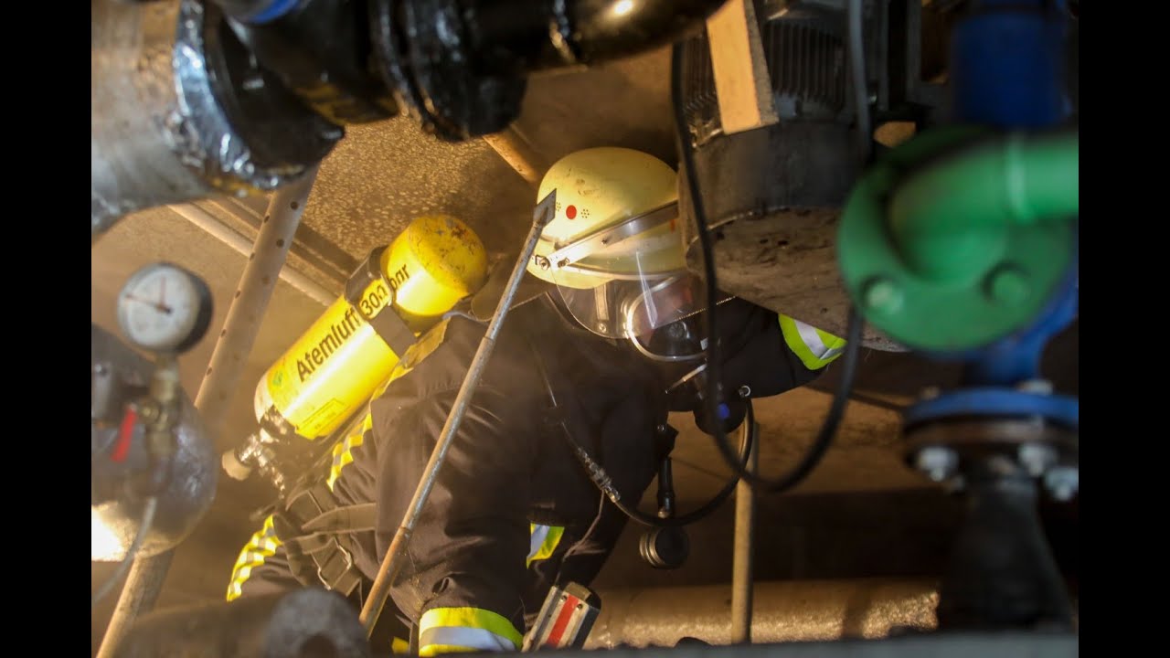 Schwelbrand hält Feuerwehr stundenlang in Atem