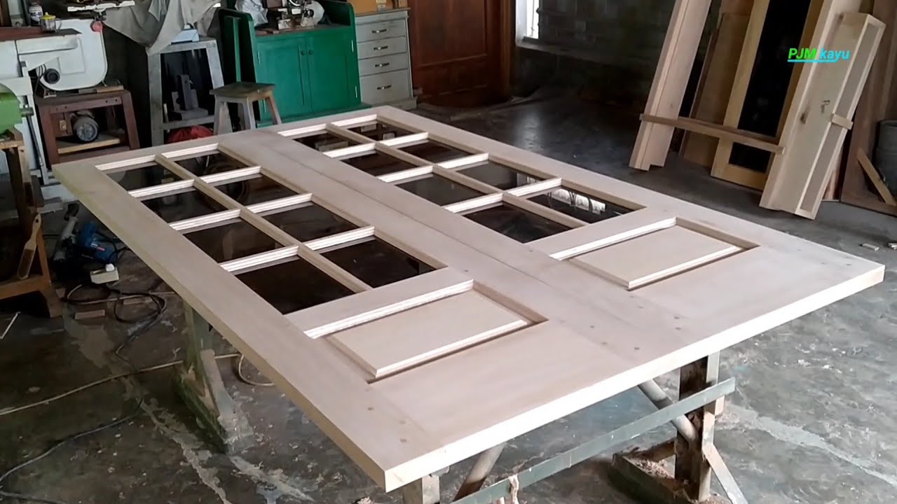 Membuat pintu depan buka 2 model klasik modern. Menggunakan kayu Meranti. Tukang kayu