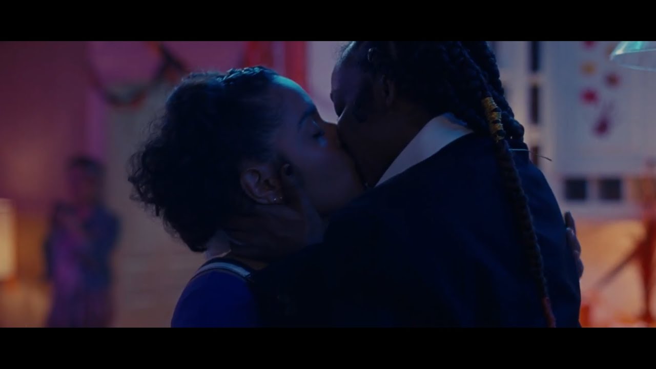 Coral pe&ntilde;a and Kara Young hot lesbian kiss