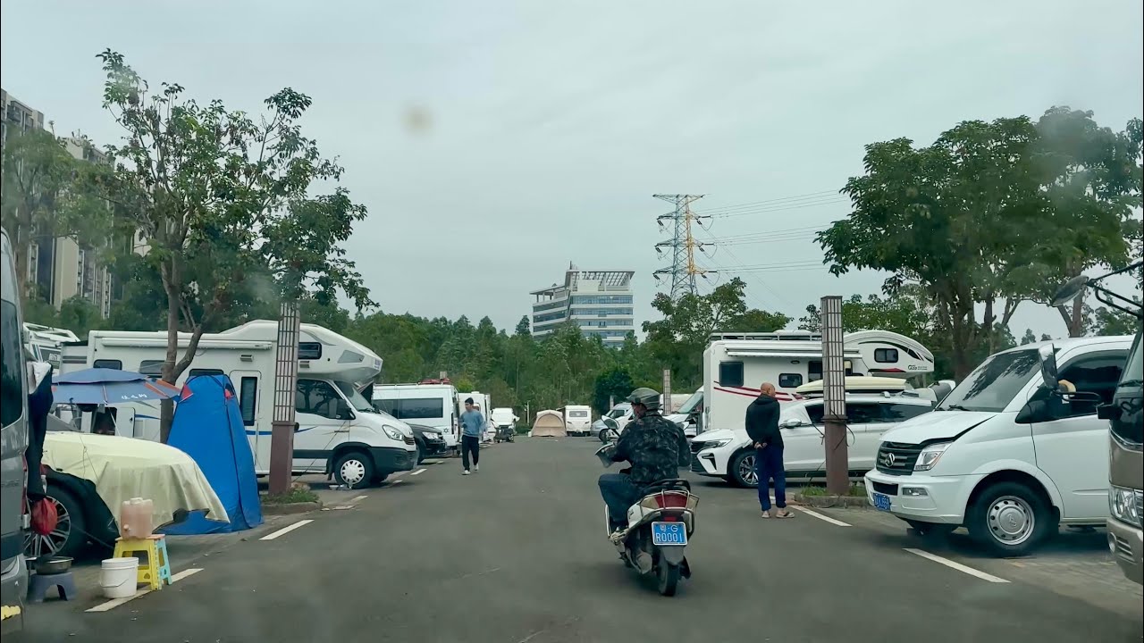 密林裡藏著很多廢棄的房子，不知幹嘛的。公園邊都是睡車上過冬的房車床車