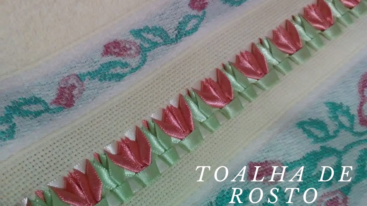 TOALHA DE ROSTO COM FLOR BORDADA COM FITAS DE CETIM