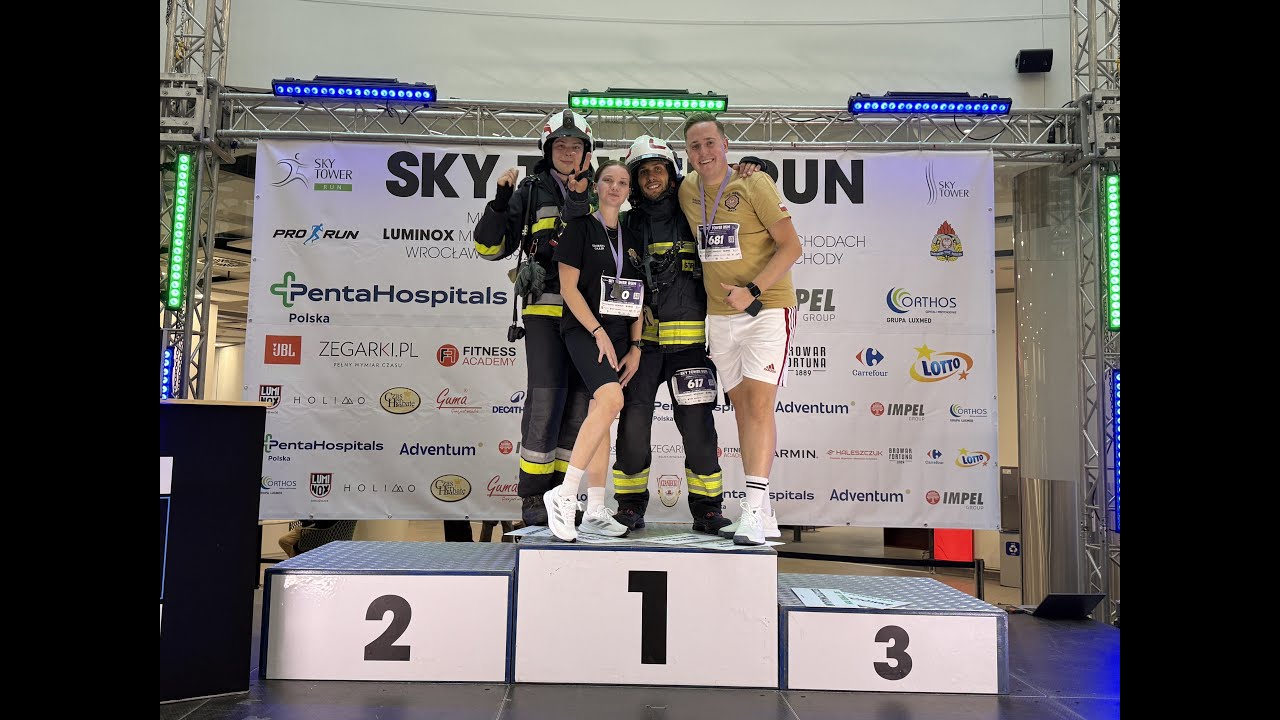 Sky Tower Run 2025 - wejście strażaków z OSP Kłobuck