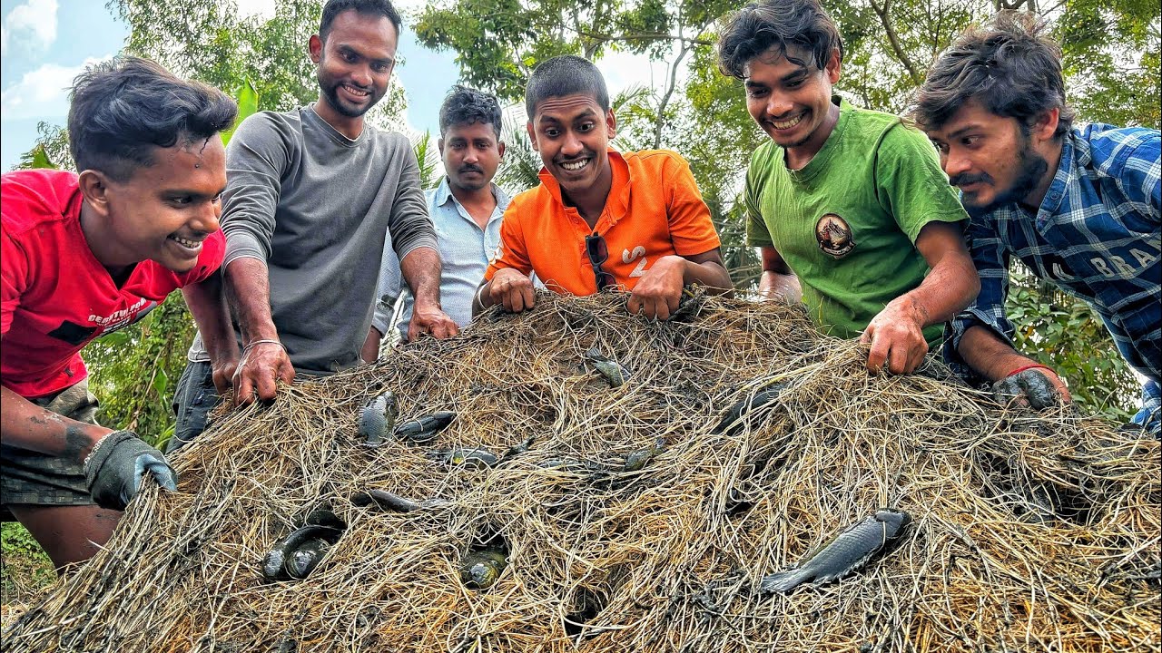 আকাশ ভাইয়ের বাড়িতে পুকুর ছেঁচে ধামাকা মাছ ধরা 🐟 | ফুল মজা আর খাওয়া-দাওয়া!!!