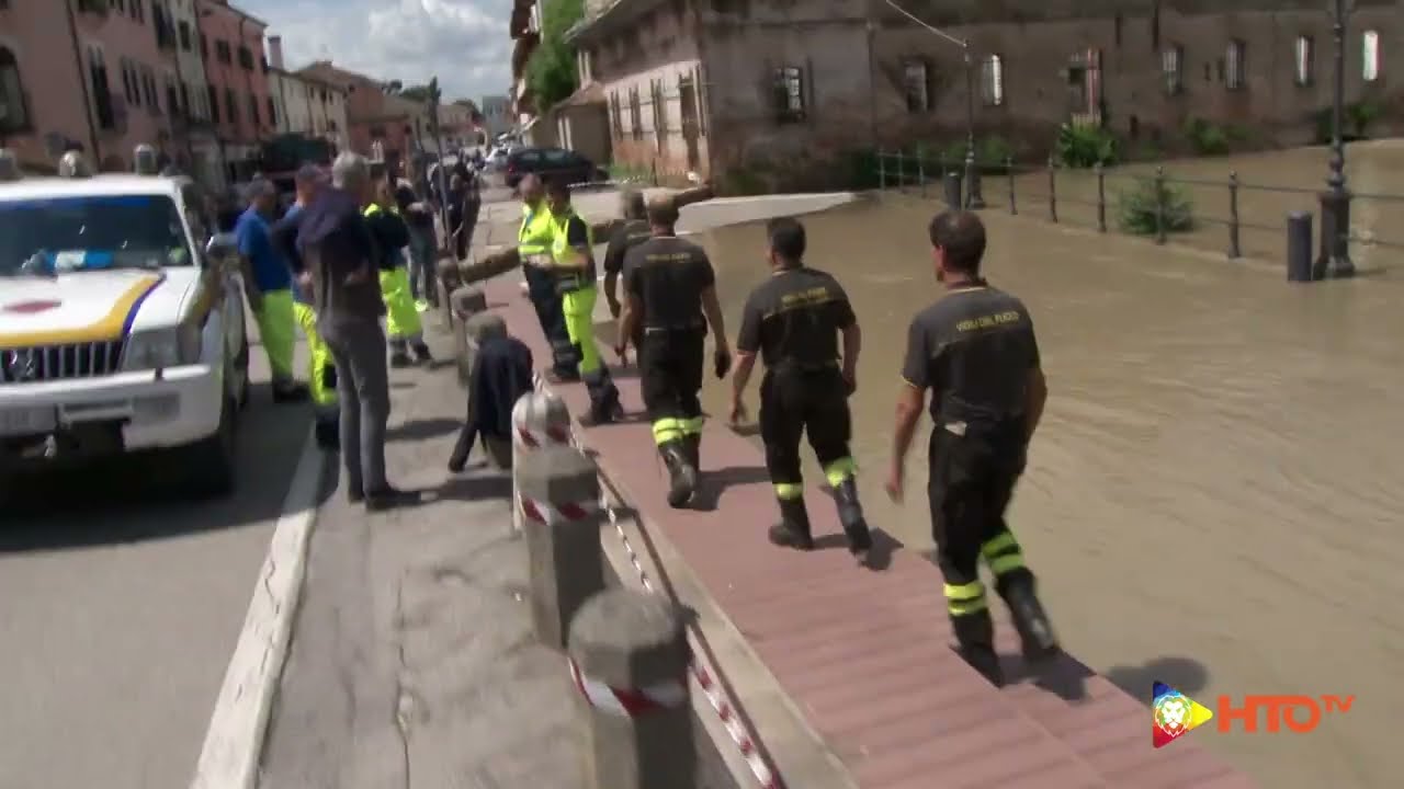 Mirano (VE)- ALLARME METEO: Passaggio onda di piena del fiume Muson in Piazzetta Barche - www.HTO.tv