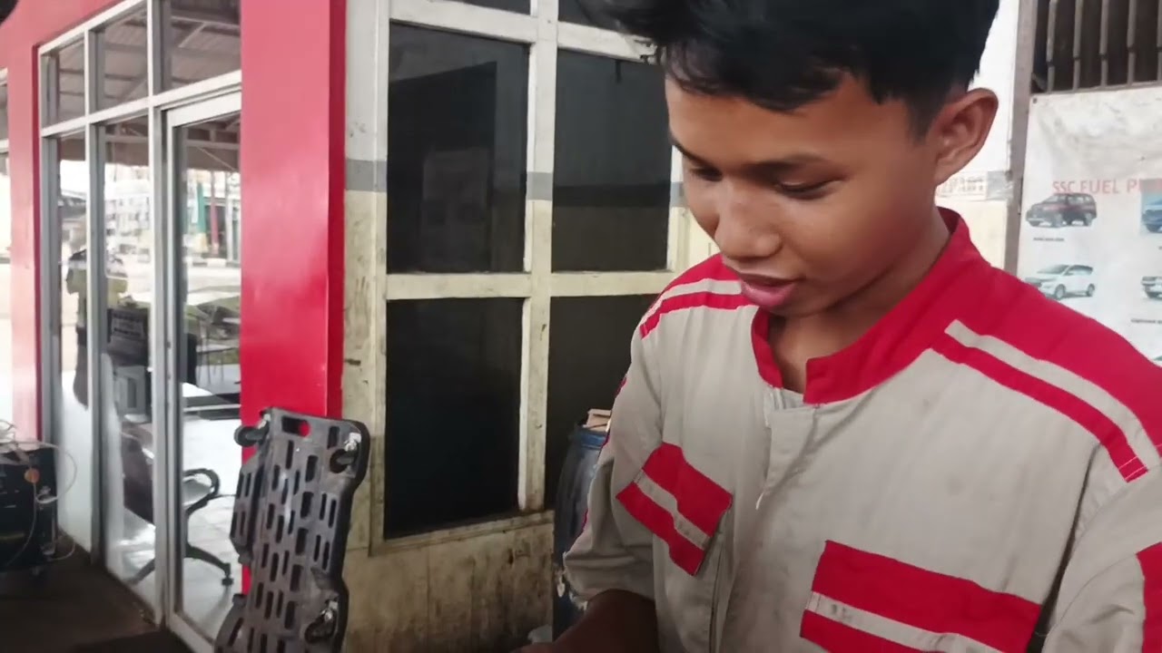 SAIPUL RAHMAN (XIIC) MENGGANTI BUSI MOBIL TOYOTA YARIS