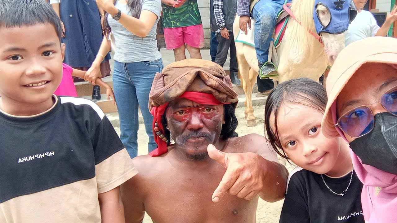 Serinya nonton show di Alas Pitu Baturaden. Liburan dalam rangka hadiah ULtah Mamas Ke 9 Tahun.... 
