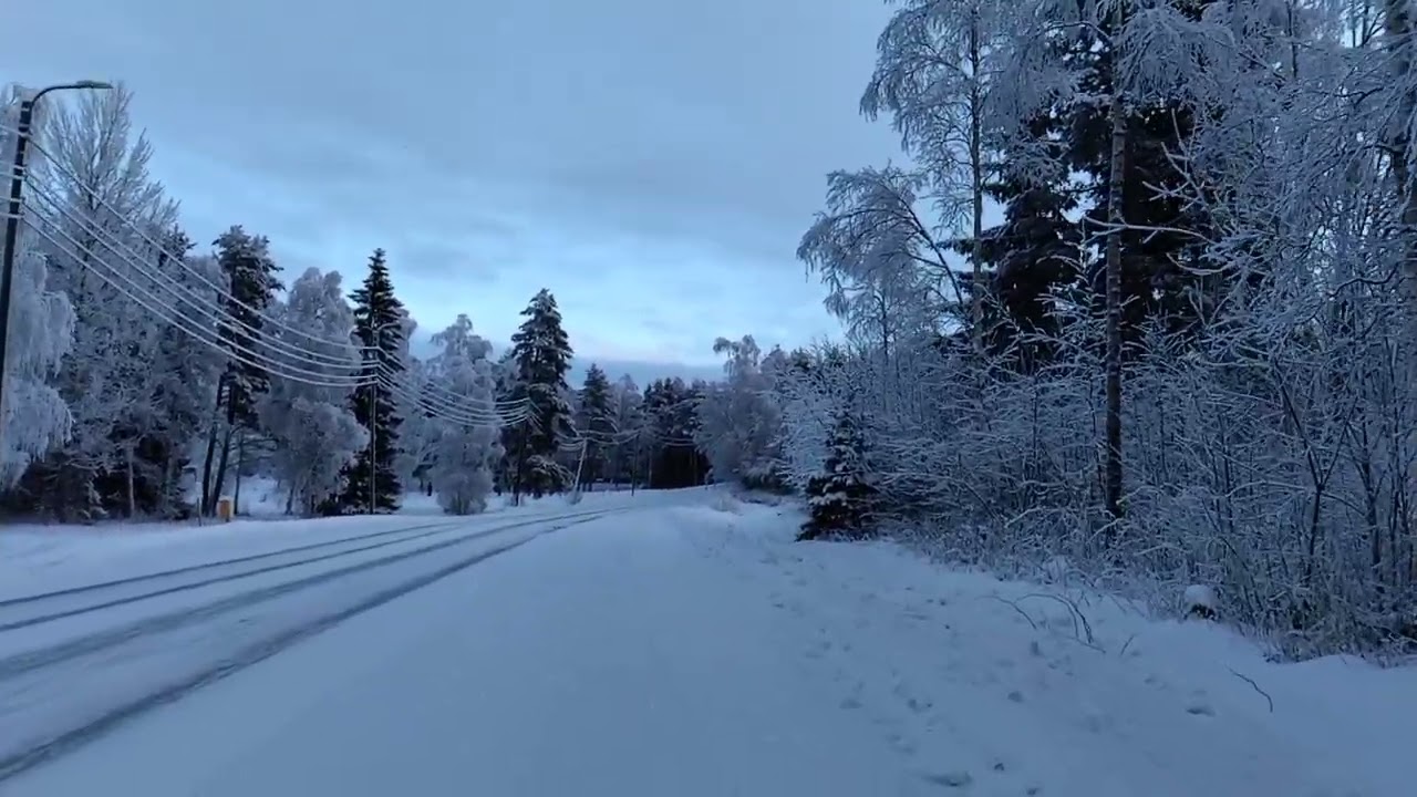 Päivä kävely kauniissa lumimaisemassa