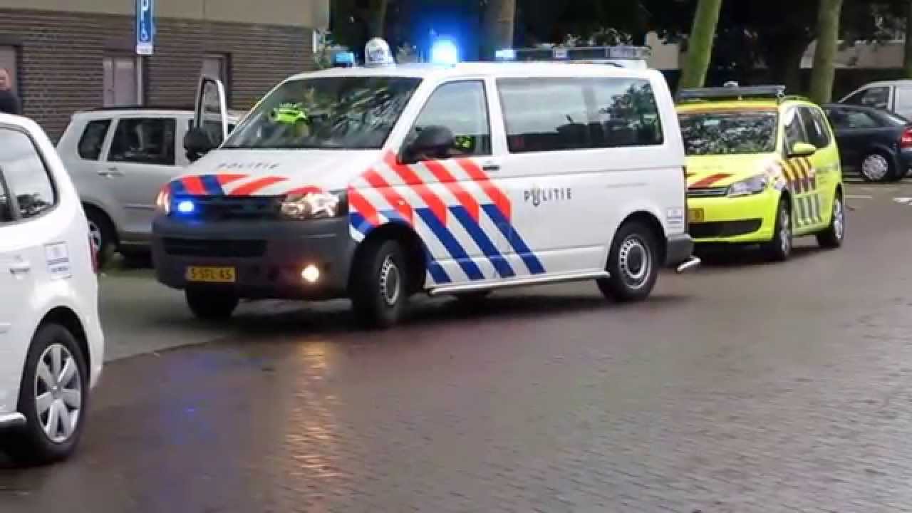 112 Regio kennemerland : Politie Busje komt met spoed aan bij Reanimatie in Haarlem.