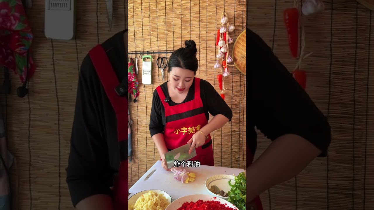 姐妹们这个辣椒酱的配方一定要码住，这是入秋后我熬的第二锅了，香辣开胃巨好吃 夹馒头最少能吃仨，重点是做法简单  不易坏！！！#我的乡村生活 #快来一起尝个鲜 #辣椒酱 #农村美食 #抖音美食推荐官