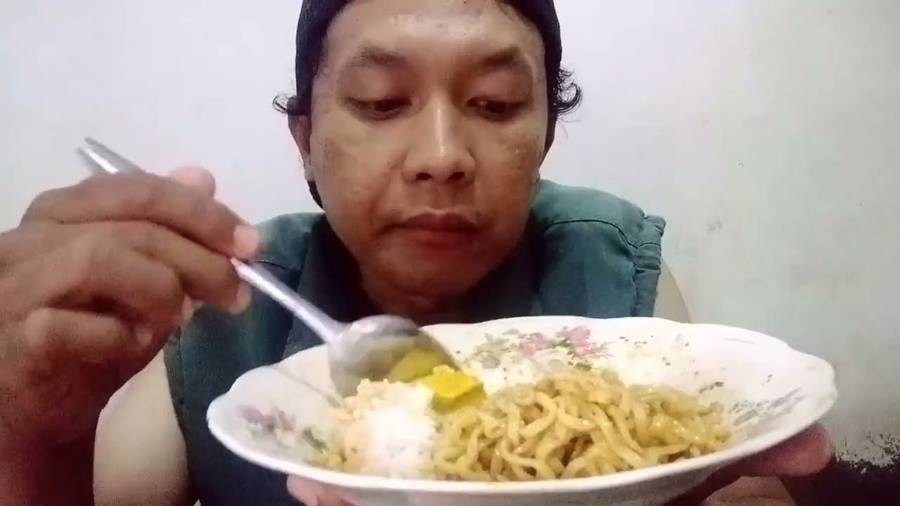 MAKAN SEDERHANA ! Indomie goreng atjeh pakai toping nasi dan tahu