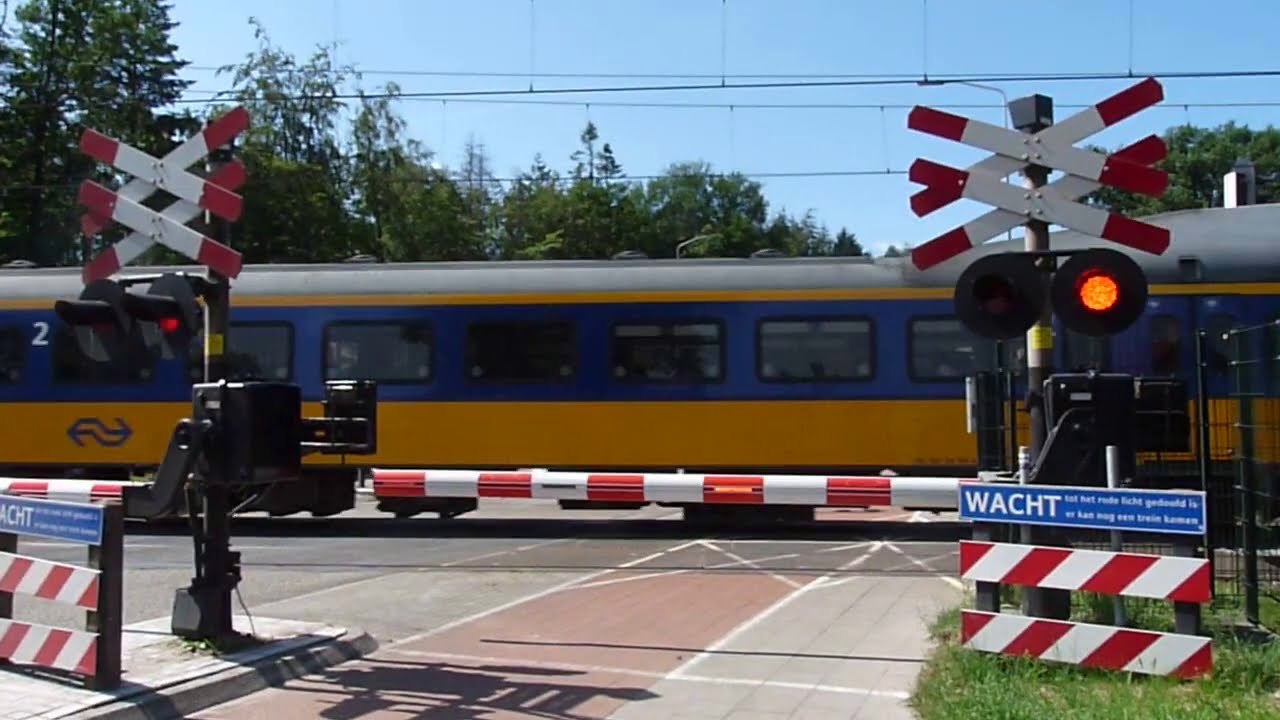 Spoorwegovergang Wezep // Dutch Railroad Crossing