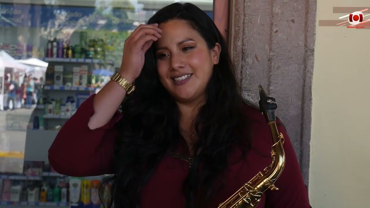 Clarinetista y saxofonista en el centro de Morelia, ella es Dafne ClarisaX