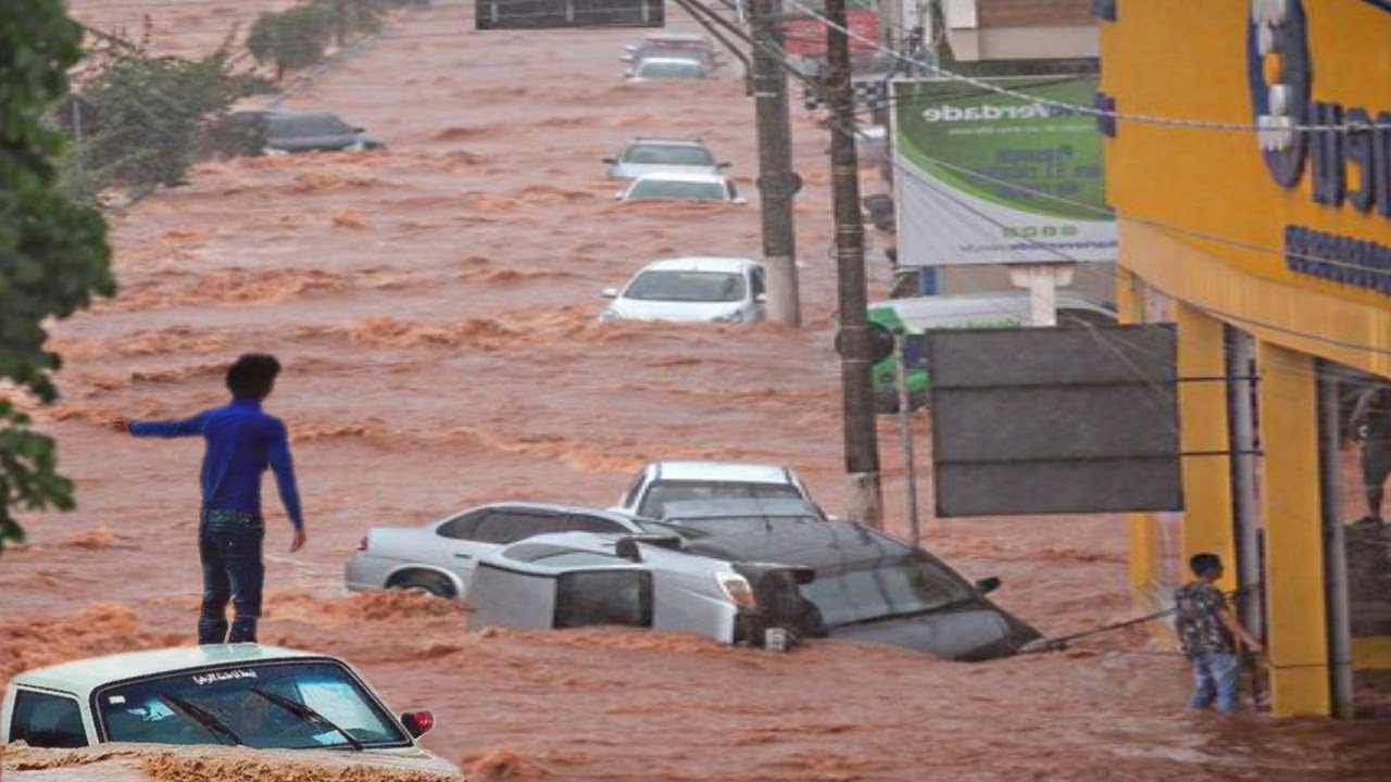 Strong stream carried people away!  Flash flood in El Carmen de Bol&iacute;var, Colombia