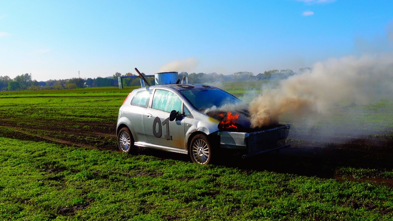 Met Afgekeurde Auto's over Een Weiland Crossen