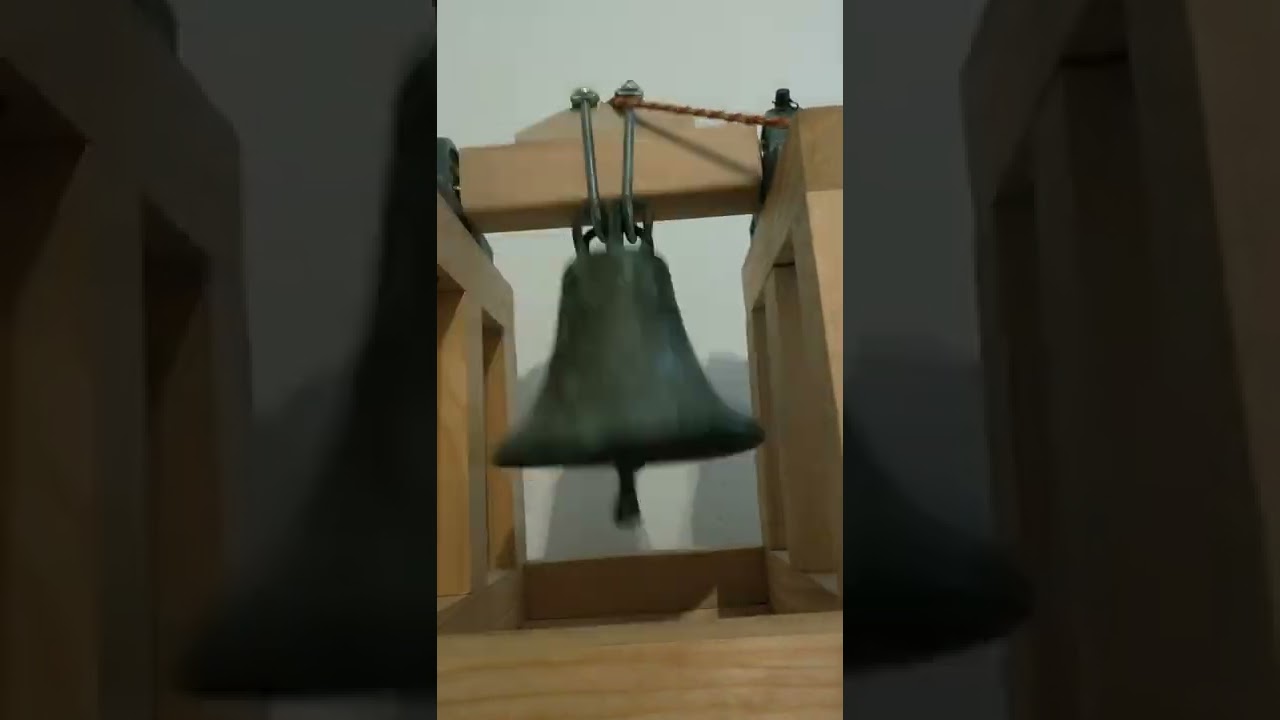 Kurzes läuten meiner Angelusglocke mit neuem Holzjoch