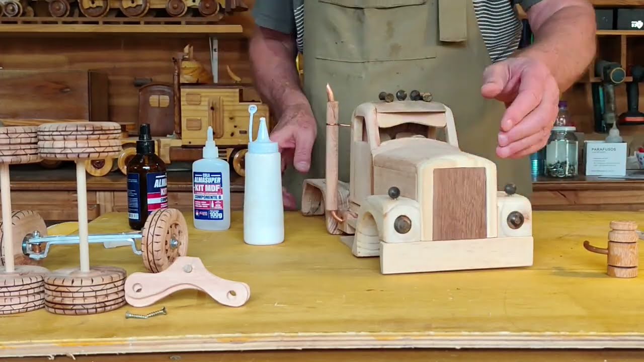 Atelier do Vovô - Arte em Madeira -  Miniatura de caminhão - Wooden cars model.
