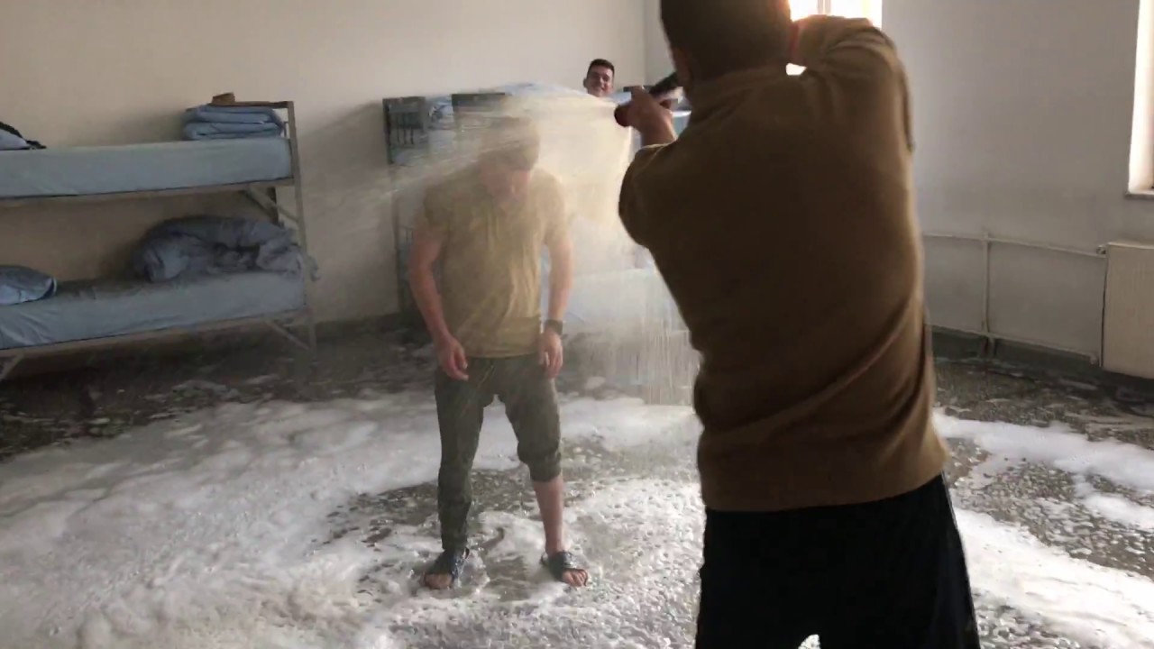 Askerde koğuş temizliği böyle yapılır... ( Su Basma )