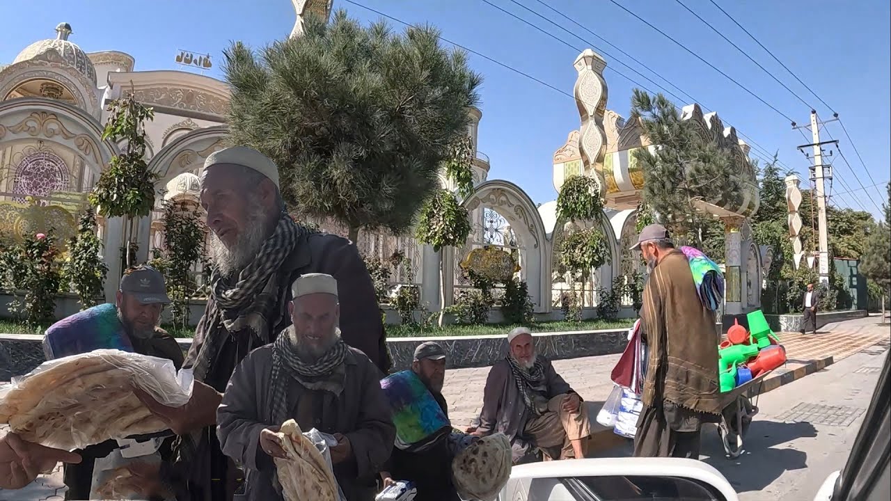 老人不可置信地接过爱心馕饼，待在原地手足无措，低头喜极而泣【NO:643】