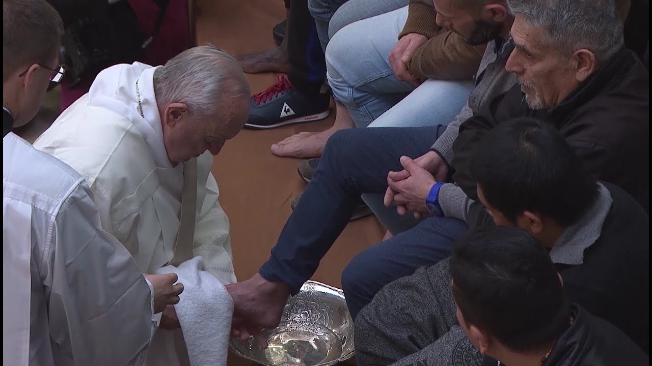Pope Francis washes feet of 12 prisoners during Holy Thursday Mass