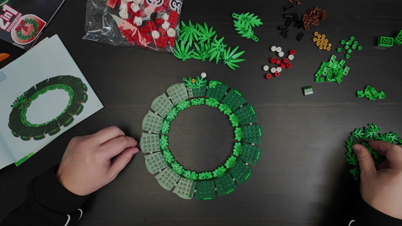 Cozy LEGO Build for Relaxation: Christmas Wreath 40426