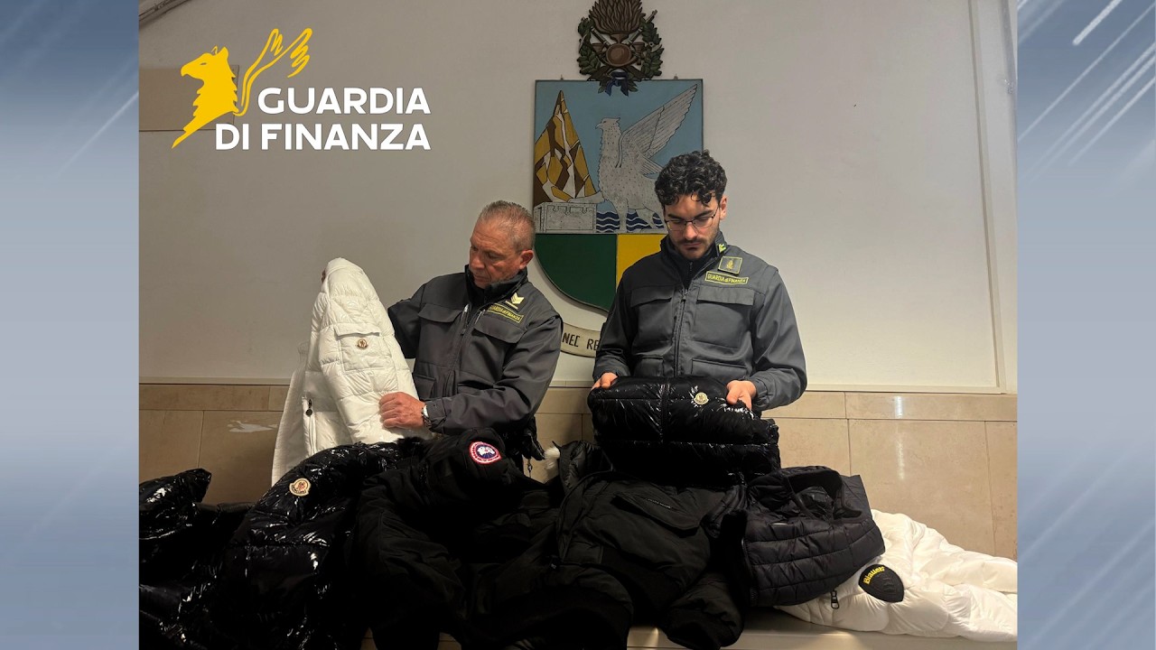 Tampona un auto mentre trasporta un carico di indumenti contraffatti, denunciato