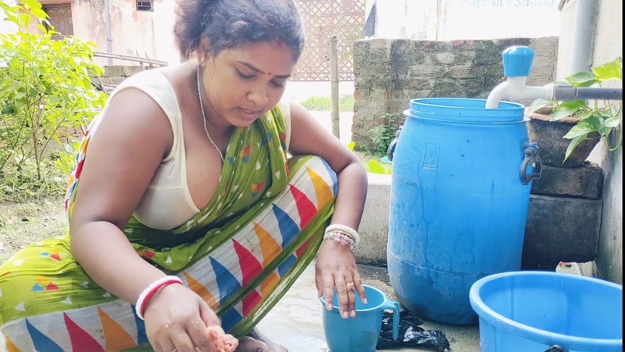 আজকে বাজার থেকে অনেক রকম মাছ নিয়ে আসা হয়েছে সেগুলো ভালো করে পরিষ্কার করলাম 😊 daily vlog