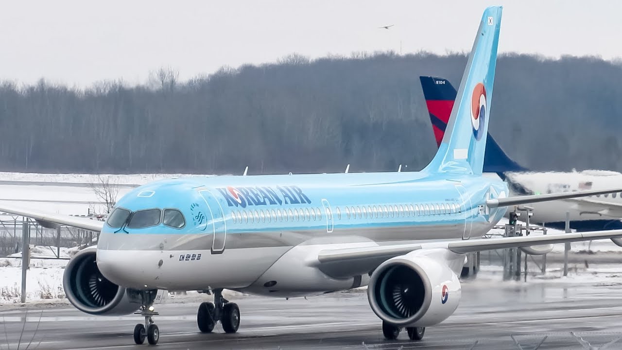 Korean Air Airbus A220-300 (BCS3) in action in Montreal (YMX/CYMX)