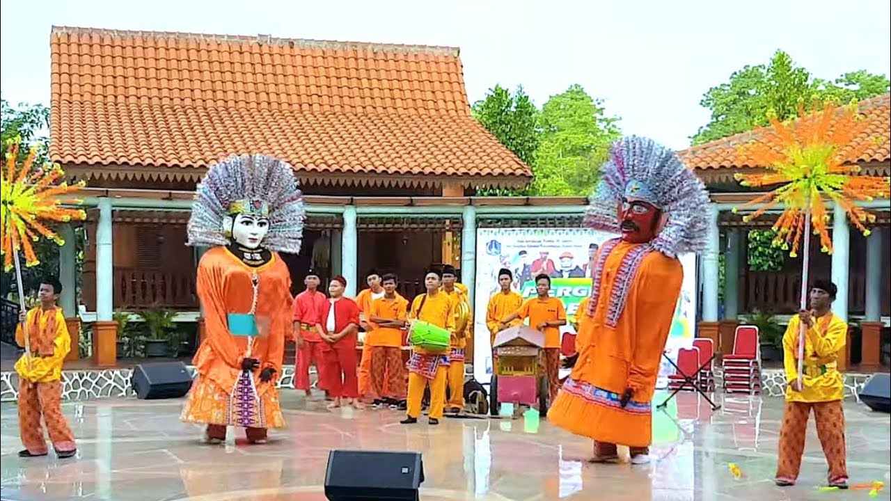 Ondel-ondel Main Di Setu Babakan