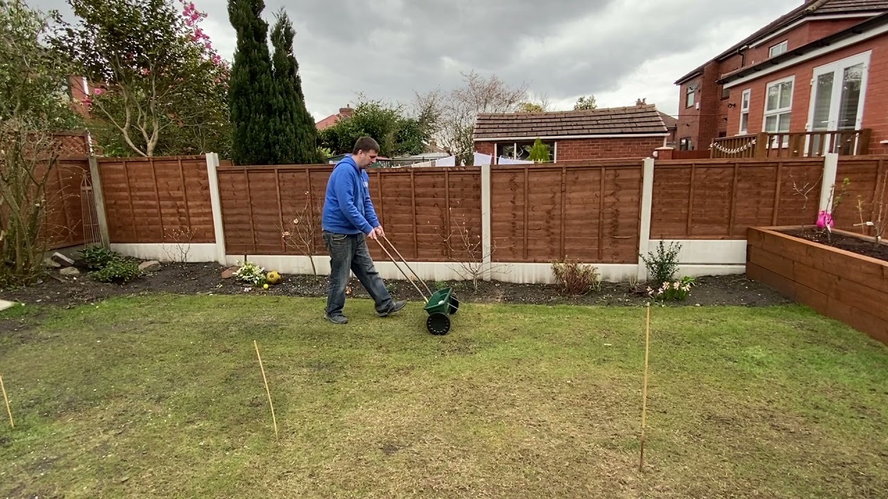 Spreading grass seed with Evergreen Easy lawn Spreader
