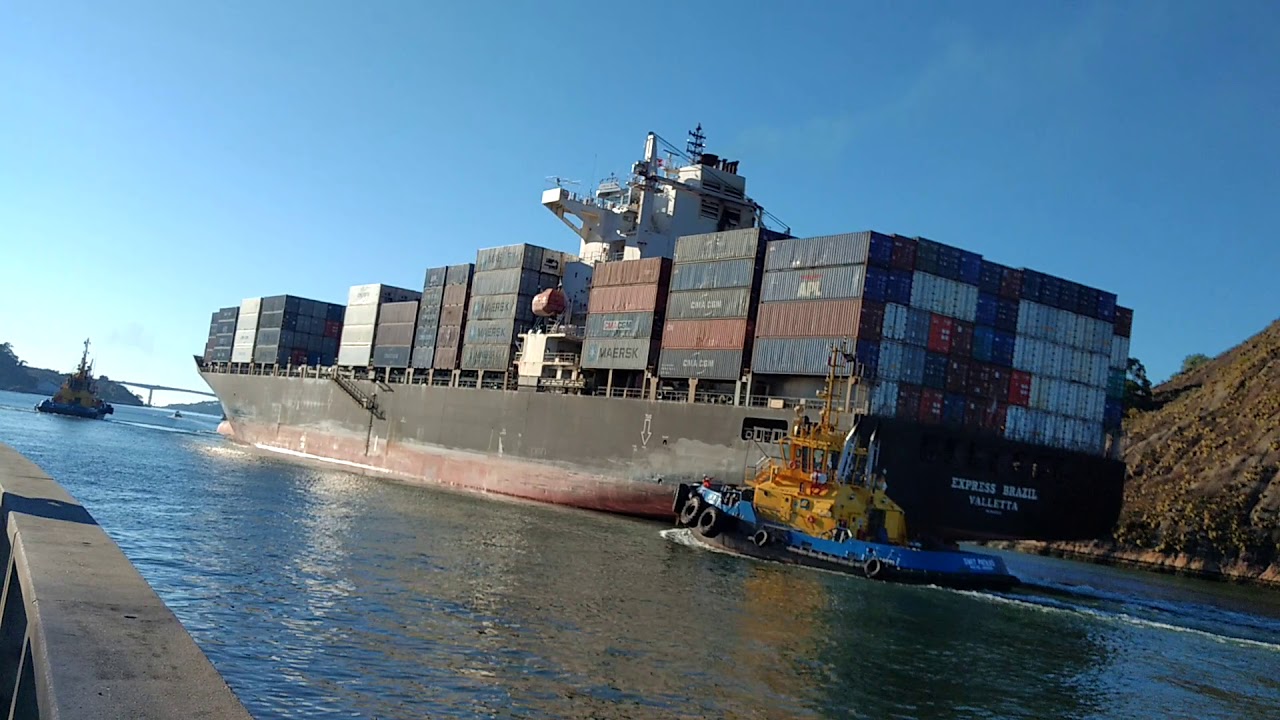 Navio carregado de containers saindo do porto de Vitória ES.