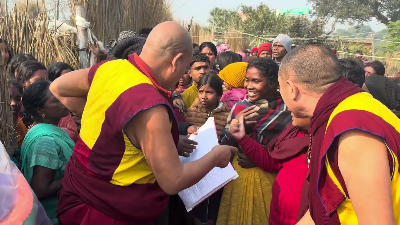 མི་གྲངས་༥༠༠ལྷག་གོས་སྦྱིན་གཏོང་བའི་བརྙན་།