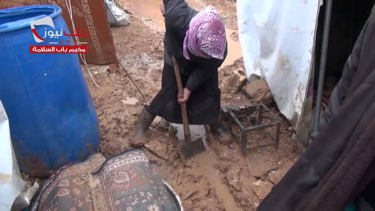 ريف حلب مخيم باب السلامة معاناة النازحين بسبب غرق الخيم بمياه الامطار 9 12 2014