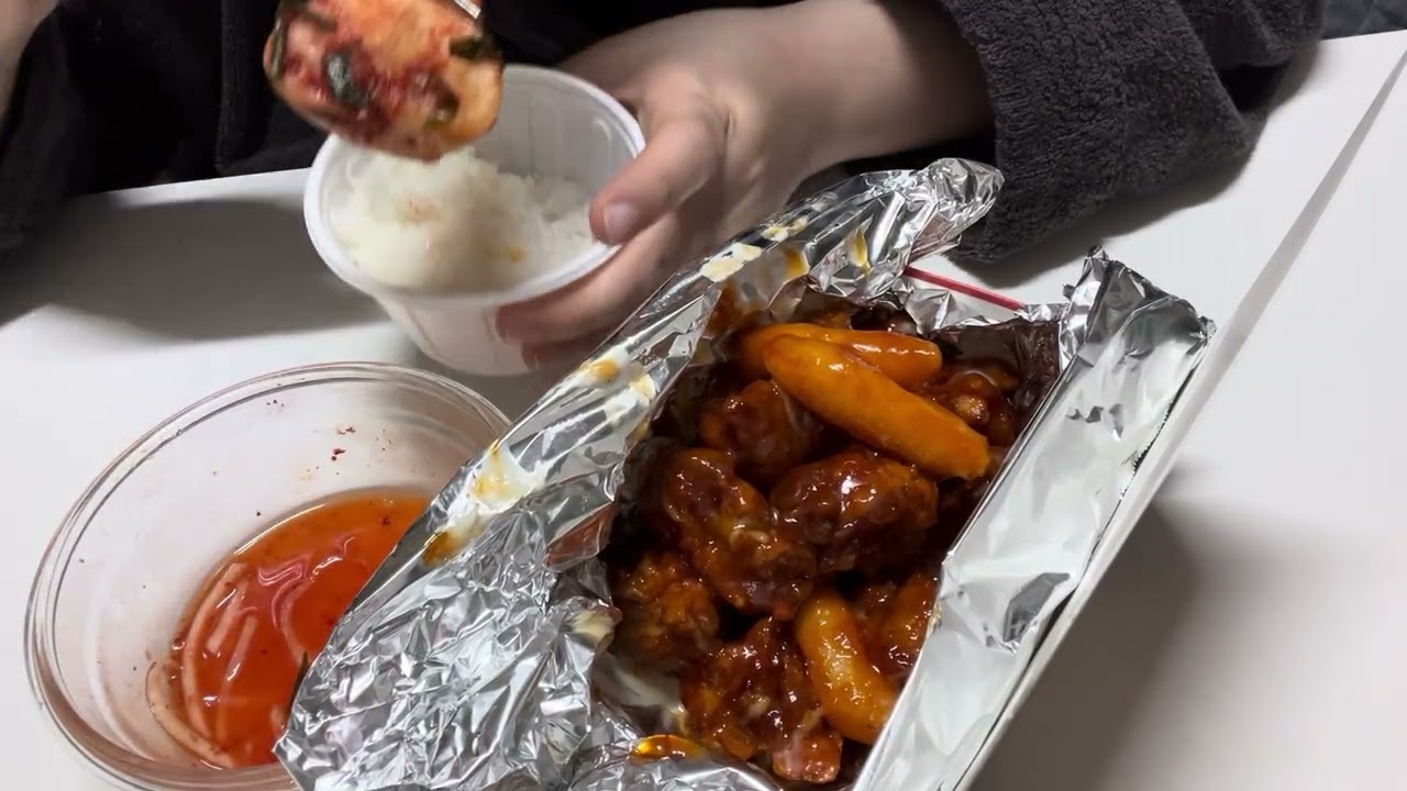 동네닭강정집 핫치즈순살닭강정, 찬밥, 무생채, 집김치