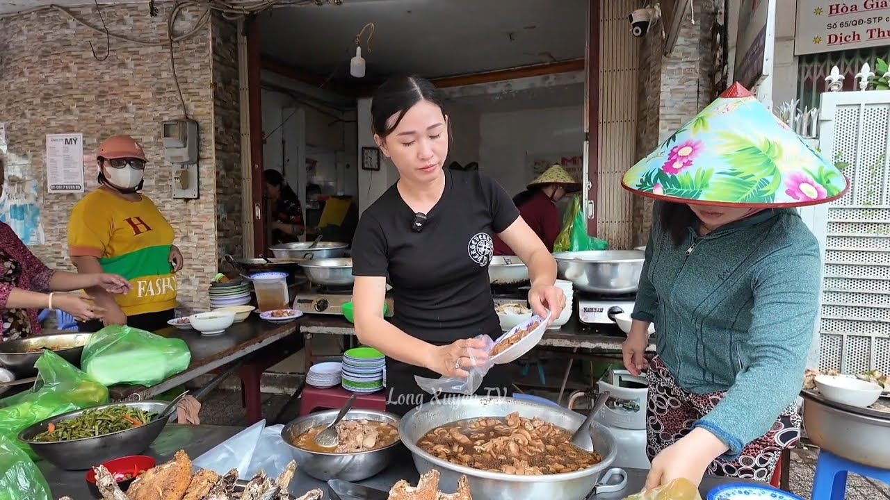 Quán cơm chị đẹp bữa nay quá đông khách luôn cả nhà | Long Xuyên TV 
