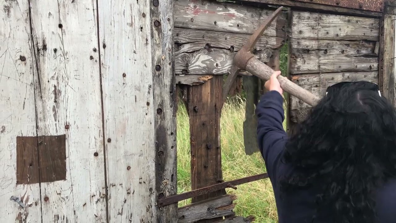 Renovation of an old Railway Carriage Day 3 